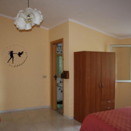 Camere & Case Vacanze Lo Scoglio Кастел ди Туза Екстериор снимка