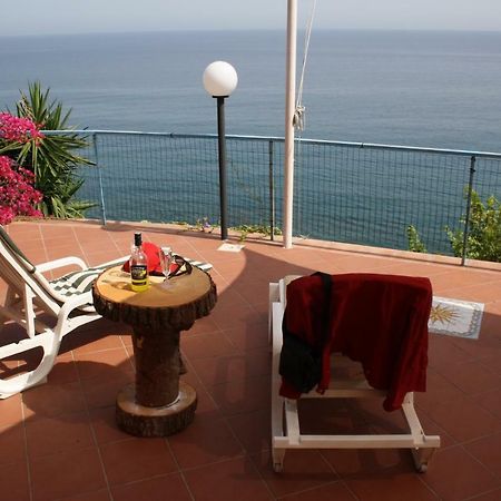 Camere & Case Vacanze Lo Scoglio Кастел ди Туза Екстериор снимка