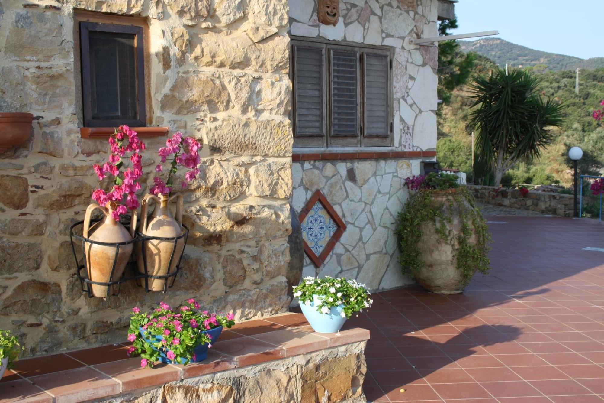 Camere & Case Vacanze Lo Scoglio Кастел ди Туза Екстериор снимка
