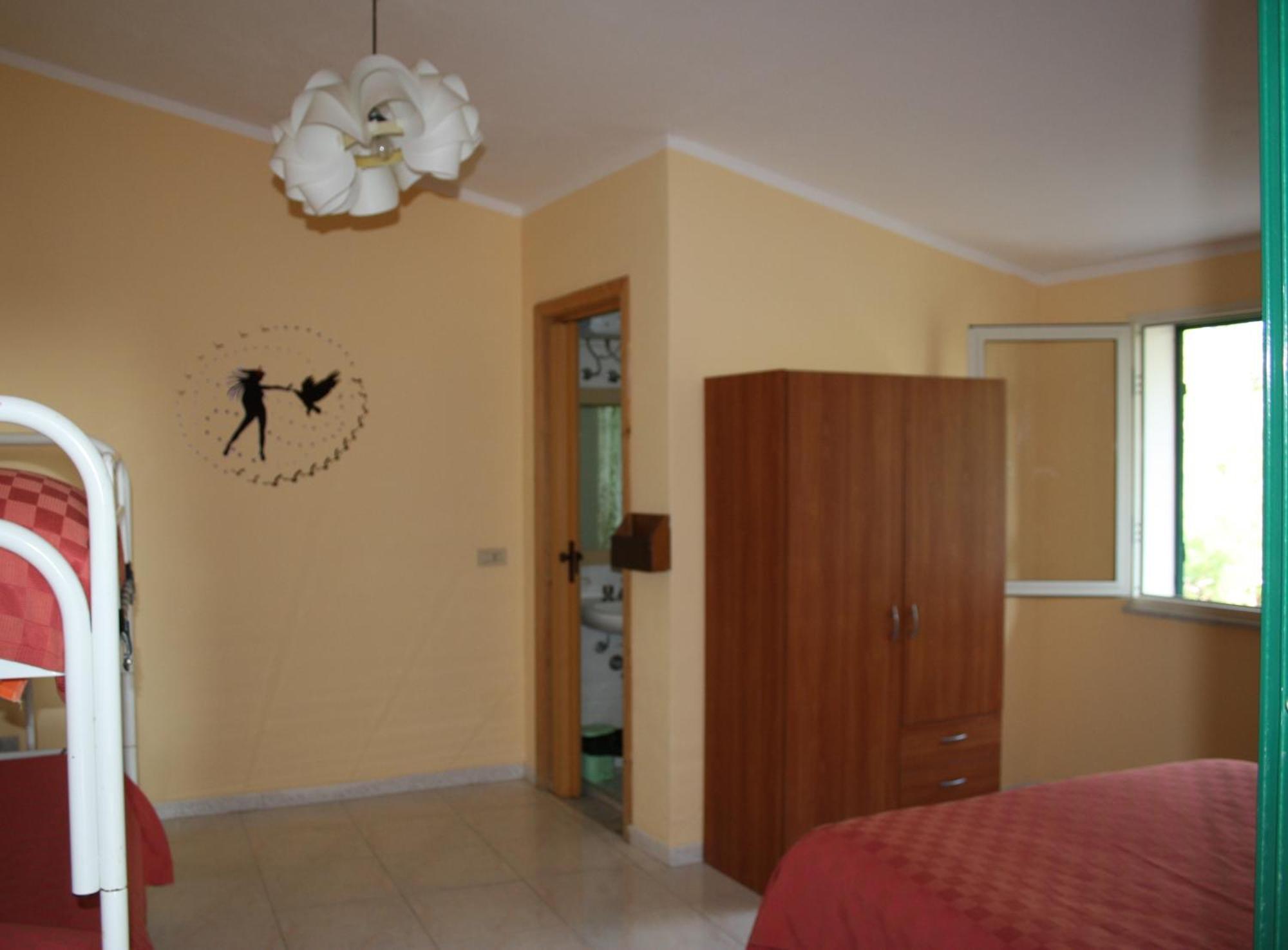 Camere & Case Vacanze Lo Scoglio Кастел ди Туза Екстериор снимка