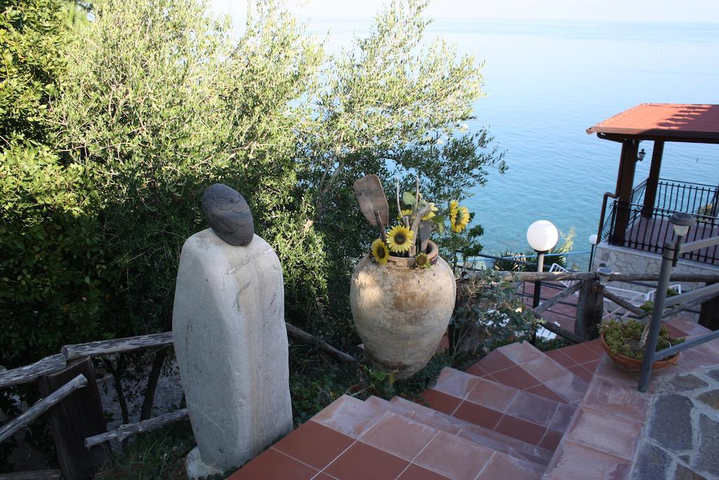 Camere & Case Vacanze Lo Scoglio Кастел ди Туза Екстериор снимка