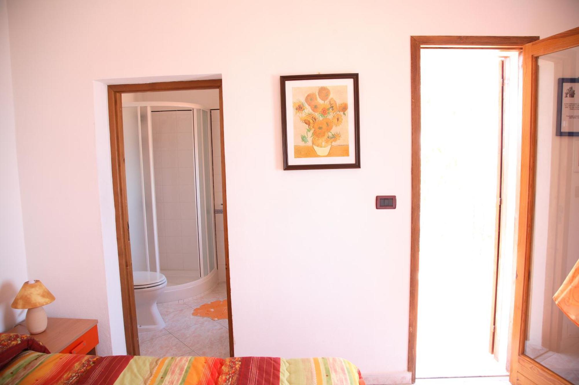 Camere & Case Vacanze Lo Scoglio Кастел ди Туза Екстериор снимка