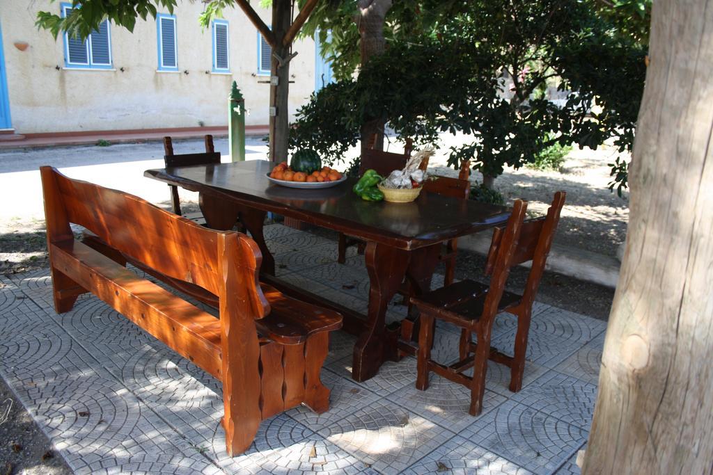 Camere & Case Vacanze Lo Scoglio Кастел ди Туза Екстериор снимка