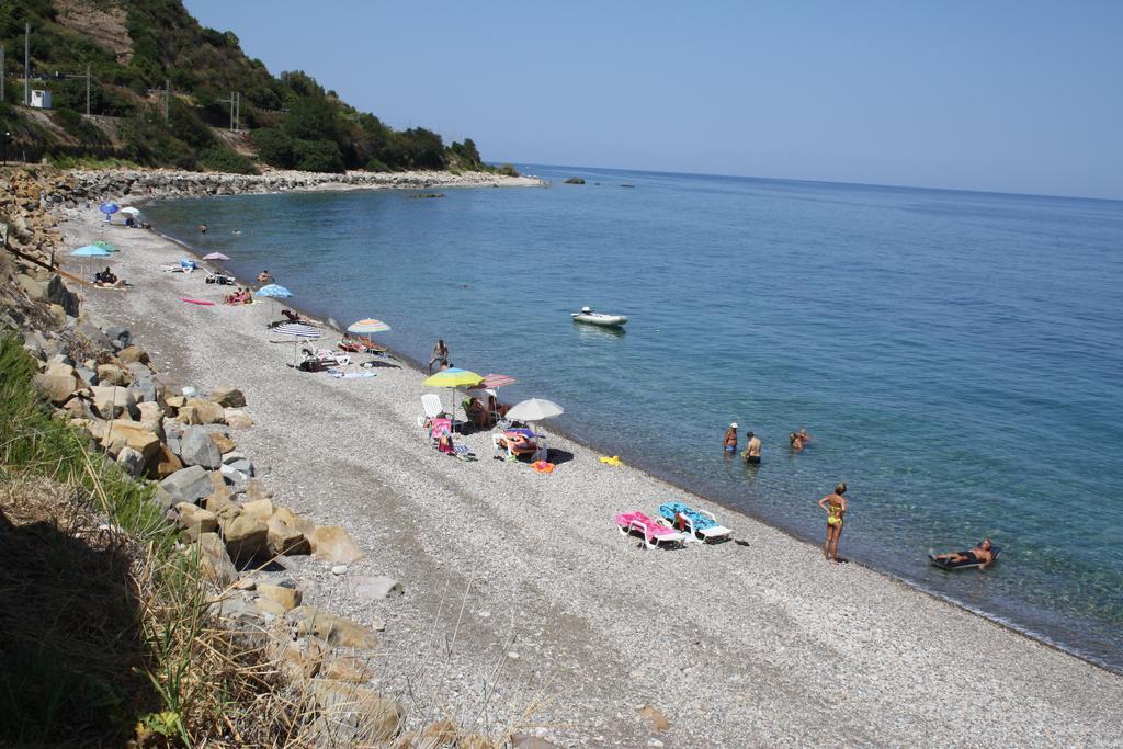 Camere & Case Vacanze Lo Scoglio Кастел ди Туза Екстериор снимка