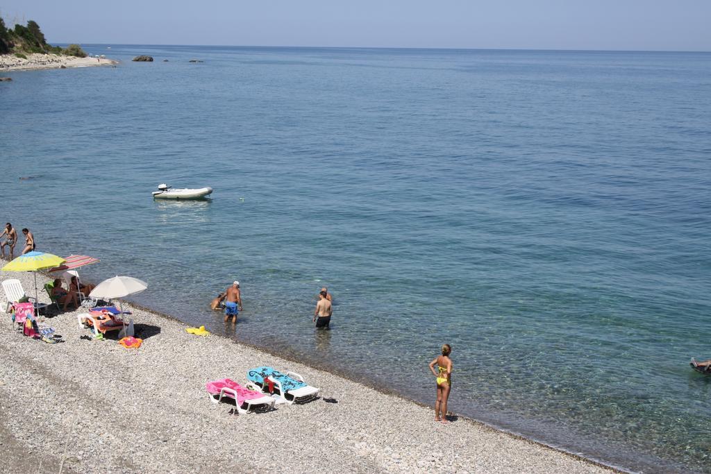 Camere & Case Vacanze Lo Scoglio Кастел ди Туза Екстериор снимка