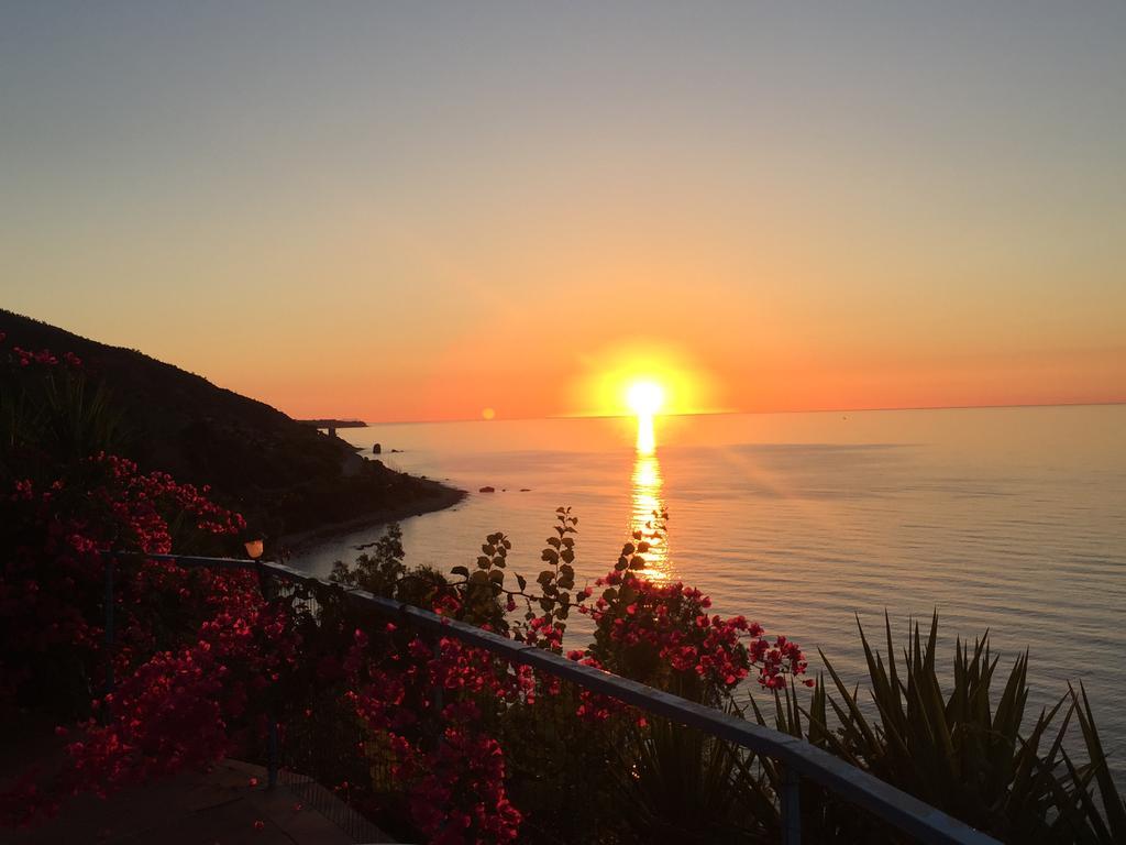 Camere & Case Vacanze Lo Scoglio Кастел ди Туза Екстериор снимка