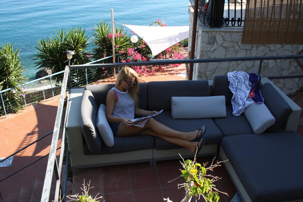 Camere & Case Vacanze Lo Scoglio Кастел ди Туза Екстериор снимка