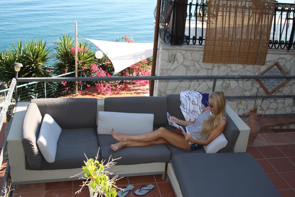 Camere & Case Vacanze Lo Scoglio Кастел ди Туза Екстериор снимка
