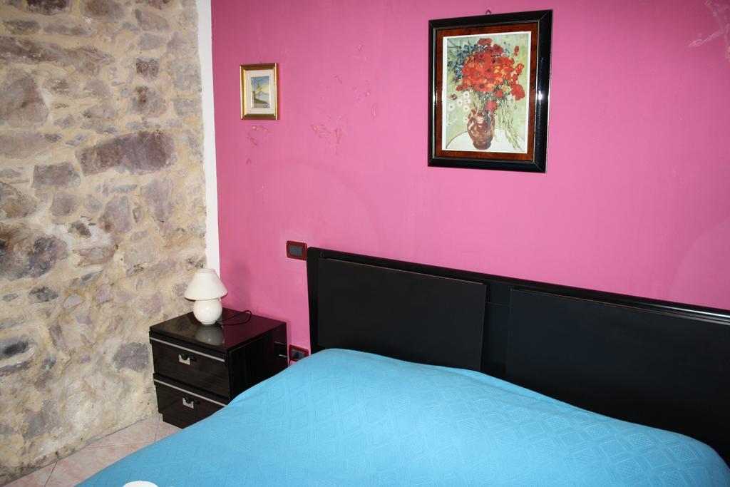 Camere & Case Vacanze Lo Scoglio Кастел ди Туза Екстериор снимка
