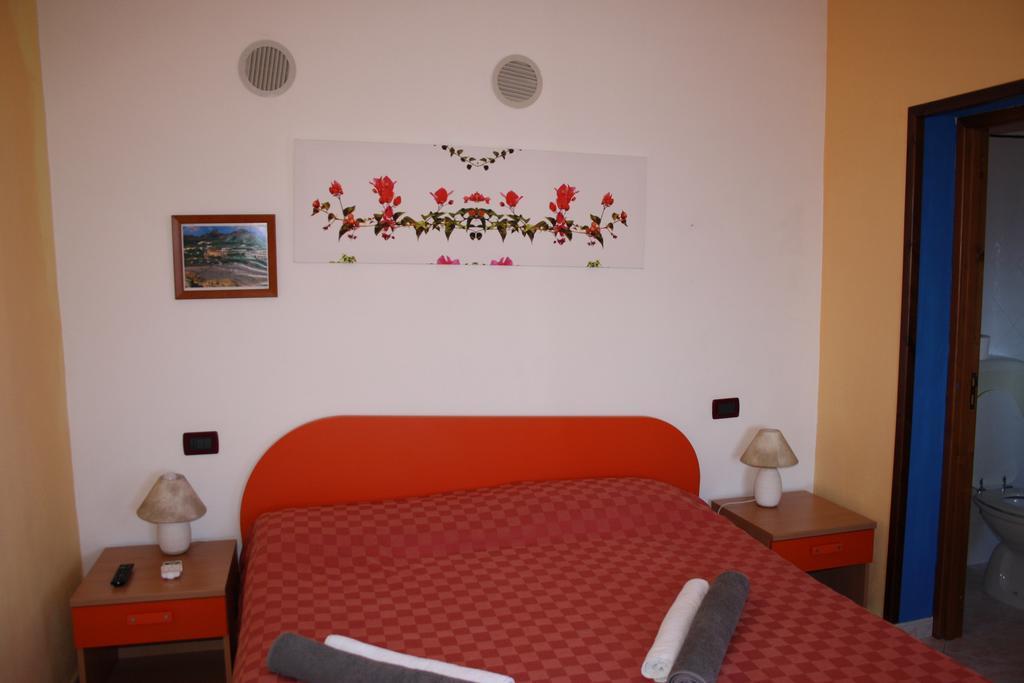 Camere & Case Vacanze Lo Scoglio Кастел ди Туза Екстериор снимка