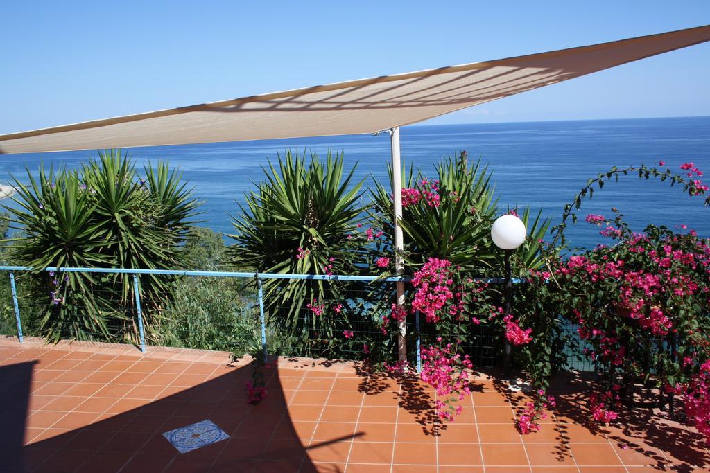 Camere & Case Vacanze Lo Scoglio Кастел ди Туза Екстериор снимка