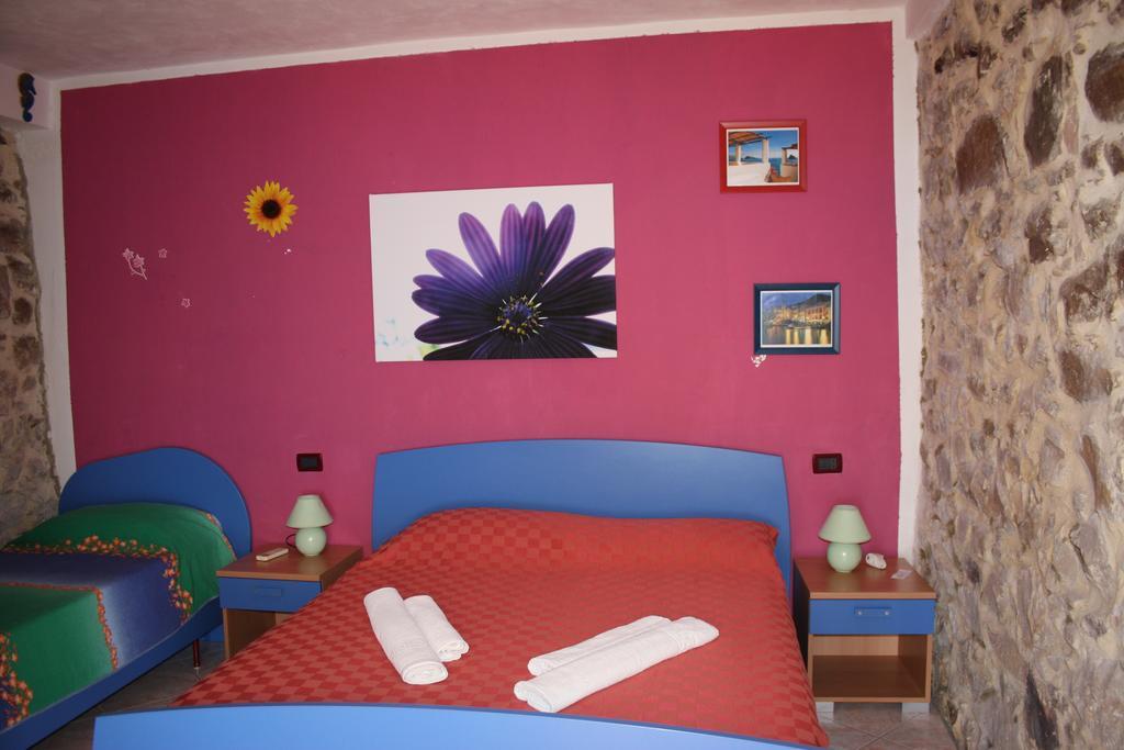 Camere & Case Vacanze Lo Scoglio Кастел ди Туза Екстериор снимка