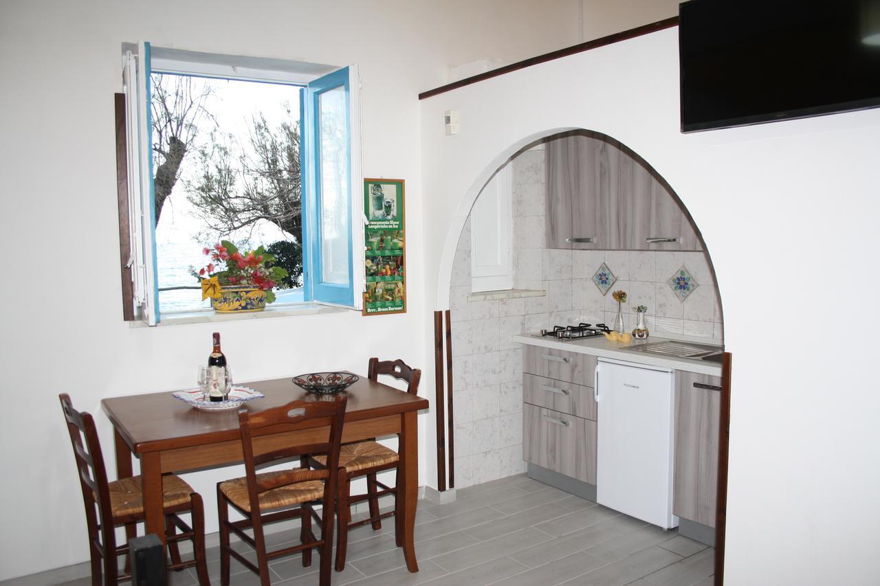 Camere & Case Vacanze Lo Scoglio Кастел ди Туза Екстериор снимка