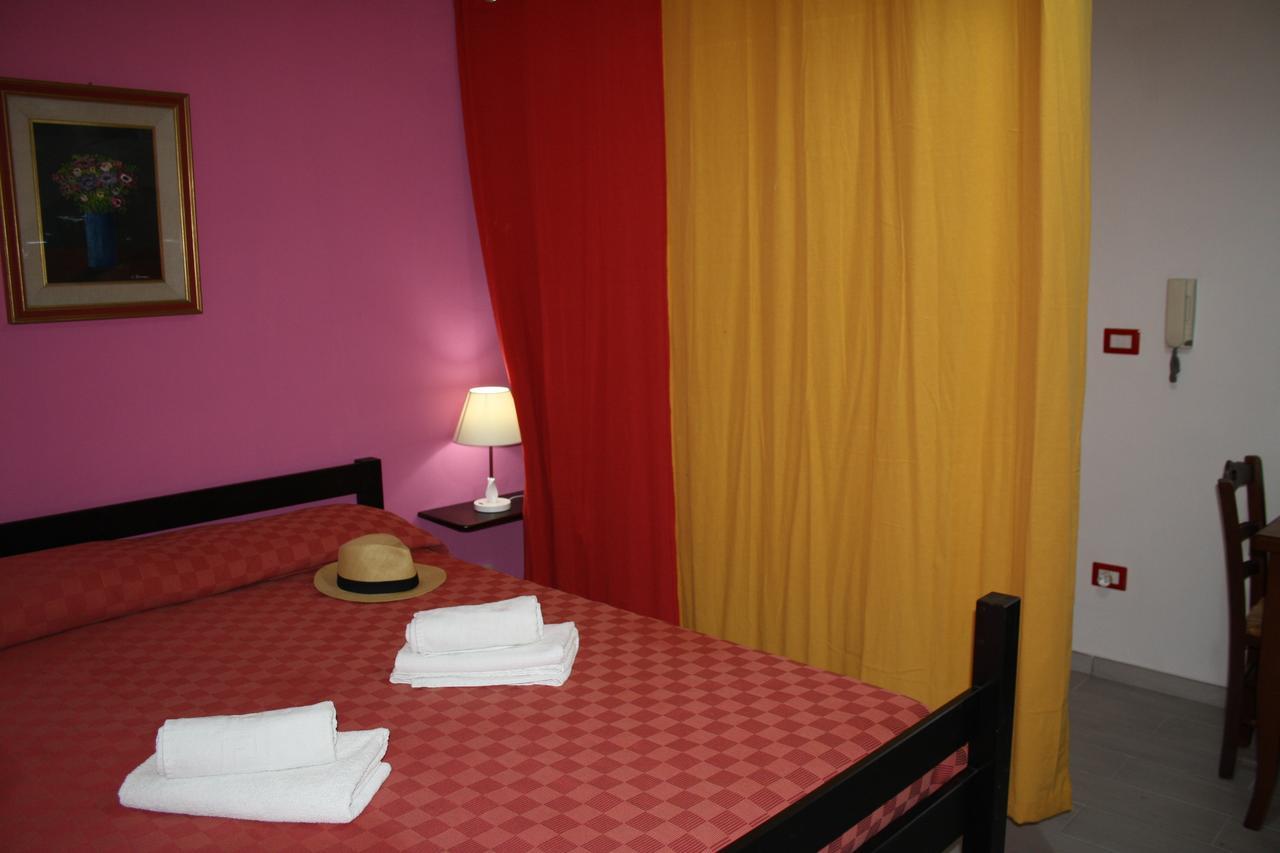 Camere & Case Vacanze Lo Scoglio Кастел ди Туза Екстериор снимка