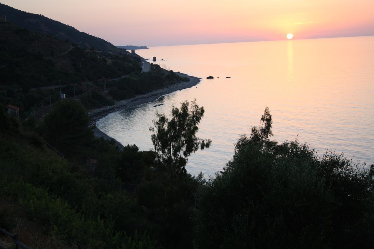 Camere & Case Vacanze Lo Scoglio Кастел ди Туза Екстериор снимка