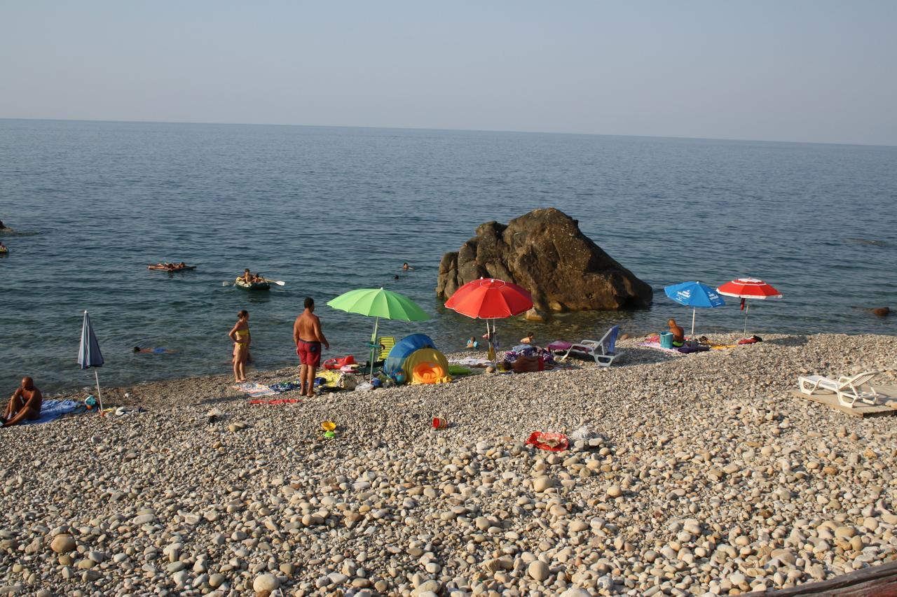 Camere & Case Vacanze Lo Scoglio Кастел ди Туза Екстериор снимка