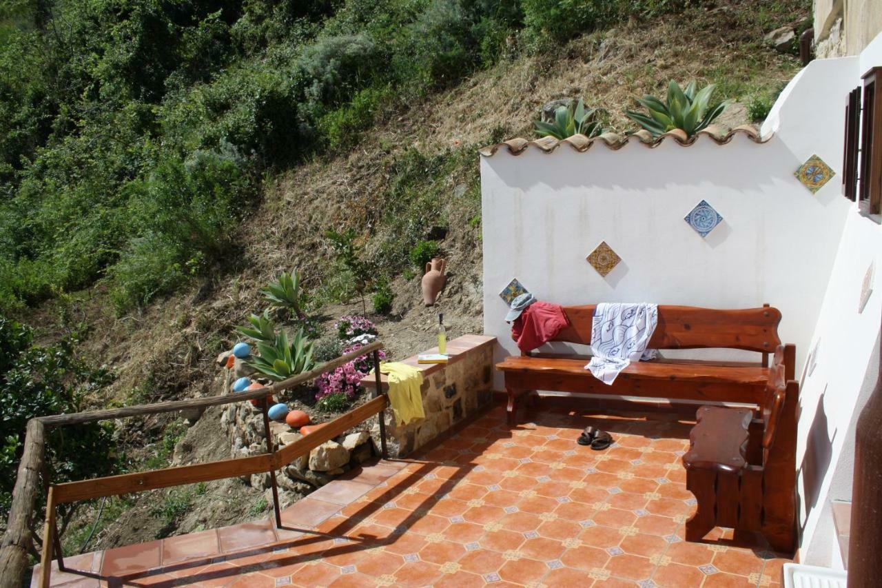 Camere & Case Vacanze Lo Scoglio Кастел ди Туза Екстериор снимка