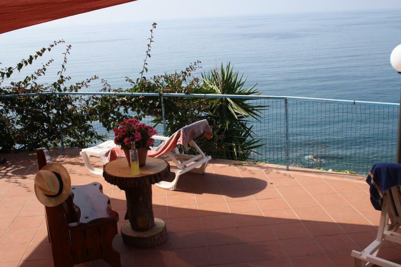 Camere & Case Vacanze Lo Scoglio Кастел ди Туза Екстериор снимка