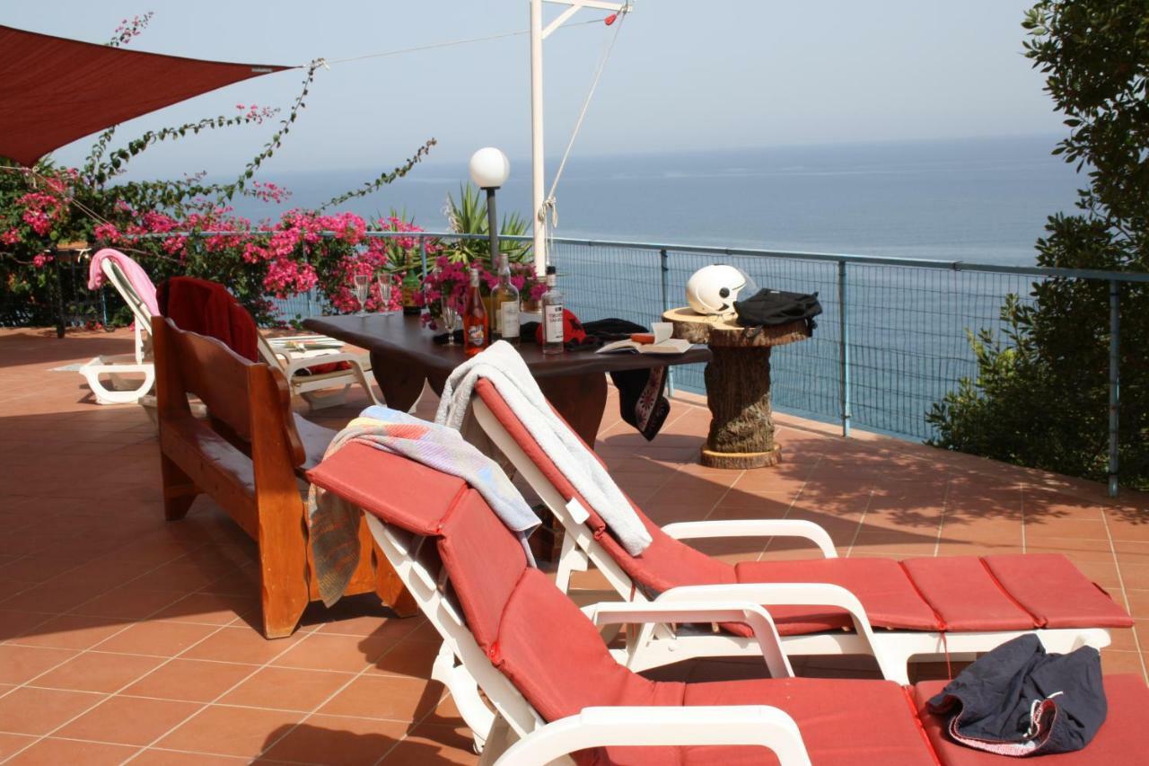 Camere & Case Vacanze Lo Scoglio Кастел ди Туза Екстериор снимка
