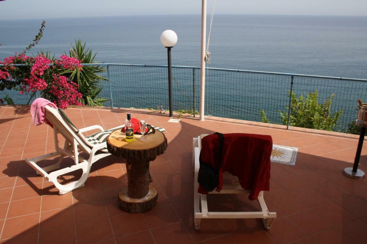 Camere & Case Vacanze Lo Scoglio Кастел ди Туза Екстериор снимка