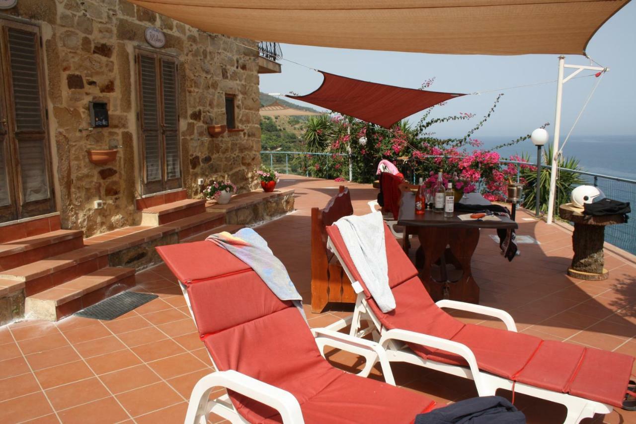 Camere & Case Vacanze Lo Scoglio Кастел ди Туза Екстериор снимка